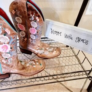 Macie Bean Womens Rose Garden